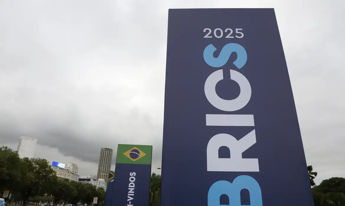 Trump faz nova ameaça a países alinhados aos Brics
