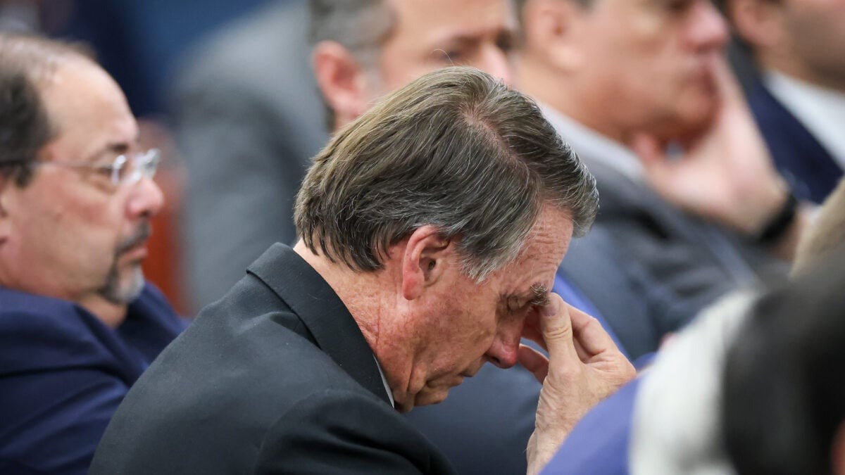 Bolsonaro é alvo de buscas da PF e passa a usar tornozeleira eletrônica