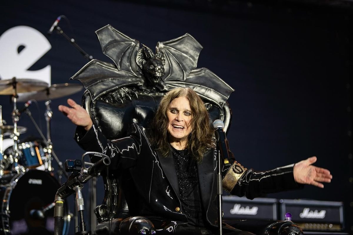 Fãs e família se despedem de Ozzy Osbourne em funeral na Inglaterra