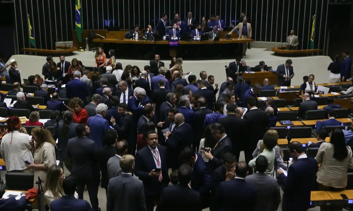 Câmara aprova isenção do IR para quem ganha até R$ 5 mil
