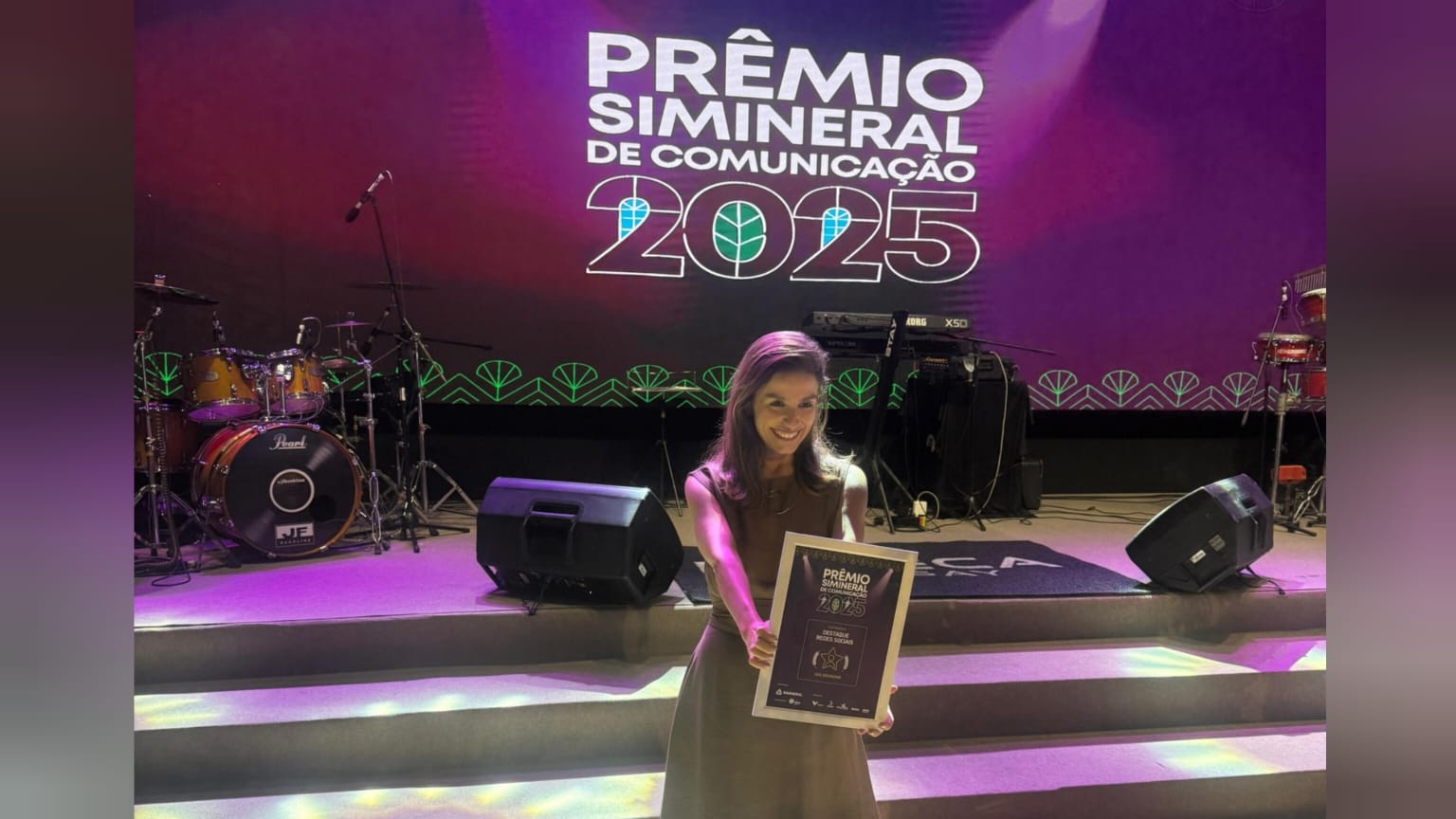 Ísis Drumond, do Grupo Correio, é homenageada no Prêmio Simineral de Comunicação 2025