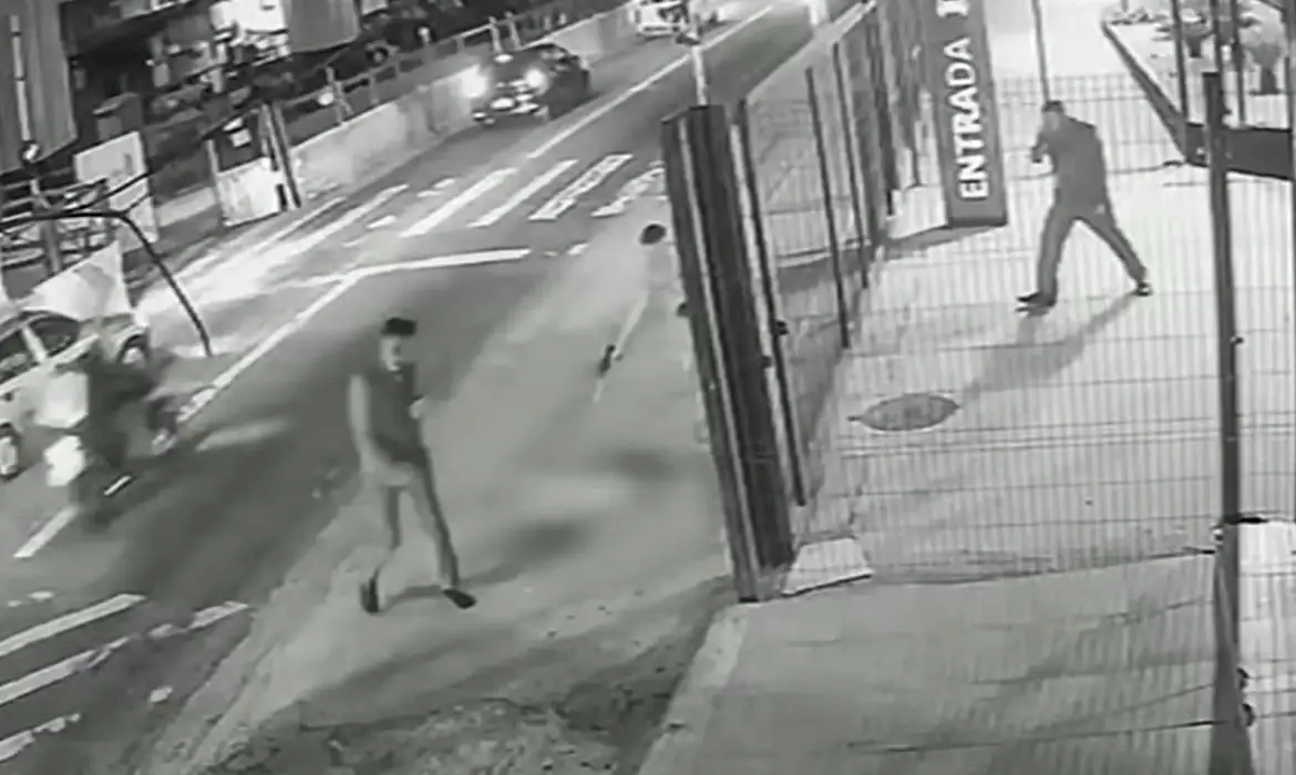 Cachorro é morto com dez tiros em frente a ponto de ônibus em SP