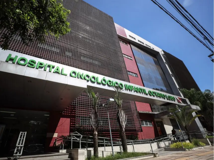 Fachada do Hospital Oncológico Infantil Octavio Lobo, um prédio moderno com seu nome em letras verdes.