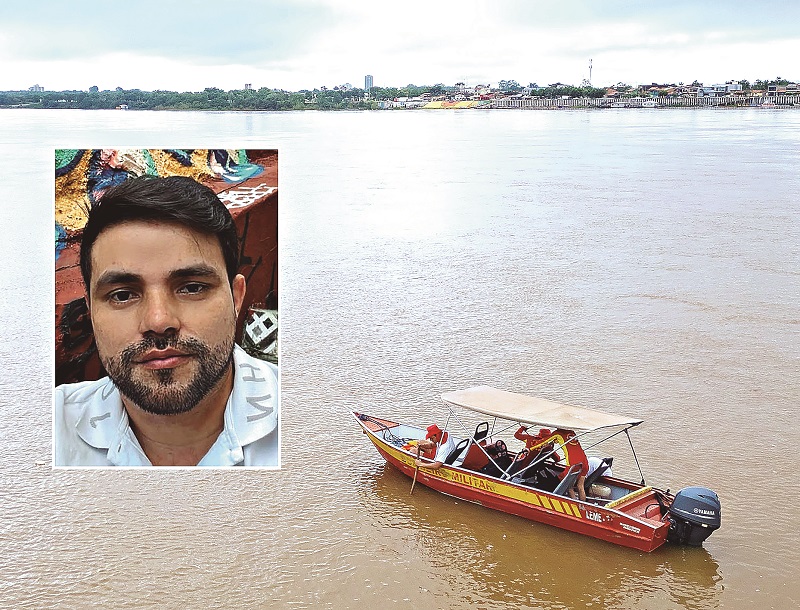 Homem barbudo em retrato ao lado de barco de resgate em rio de águas marrons.
