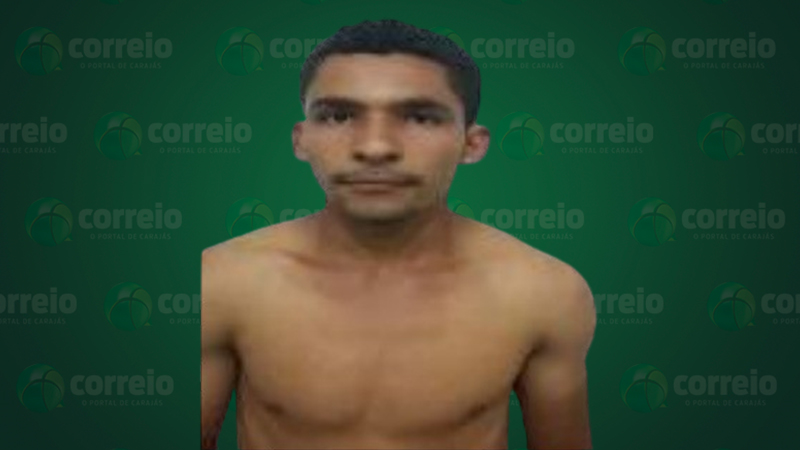 Retrato frontal de um homem de pele morena clara, cabelo escuro e curto, sem camisa, em um fundo verde com logos.