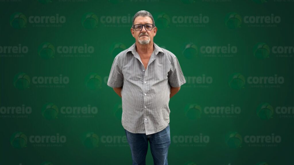 Homem de óculos e camisa xadrez em fundo verde com logo 'correio'.