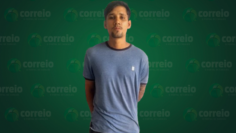 Homem jovem em camiseta azul com fundo institucional "correio".