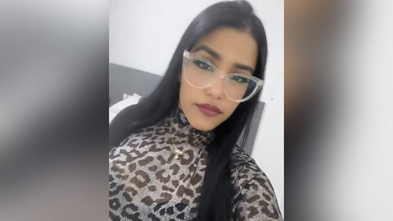 Mulher de cabelos pretos, óculos claros e blusa de oncinha.