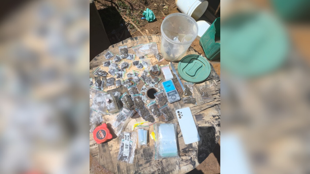 Suspeitos escondem drogas em sofá e são presos em Parauapebas