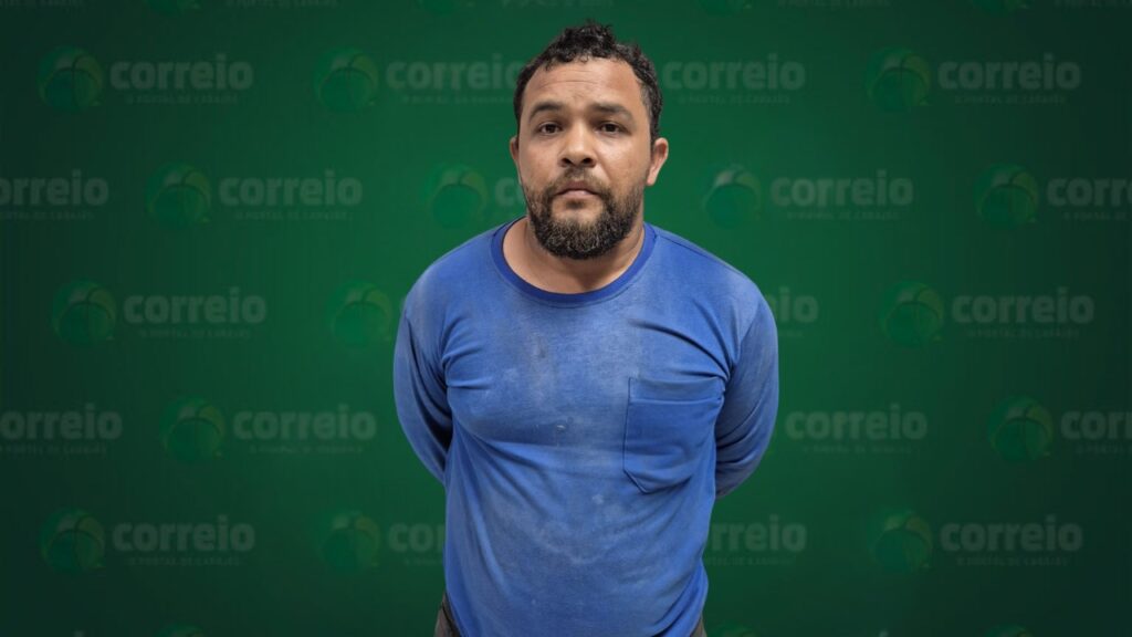 Homem barbudo com camisa azul de manga longa em fundo verde com o logo "correio".