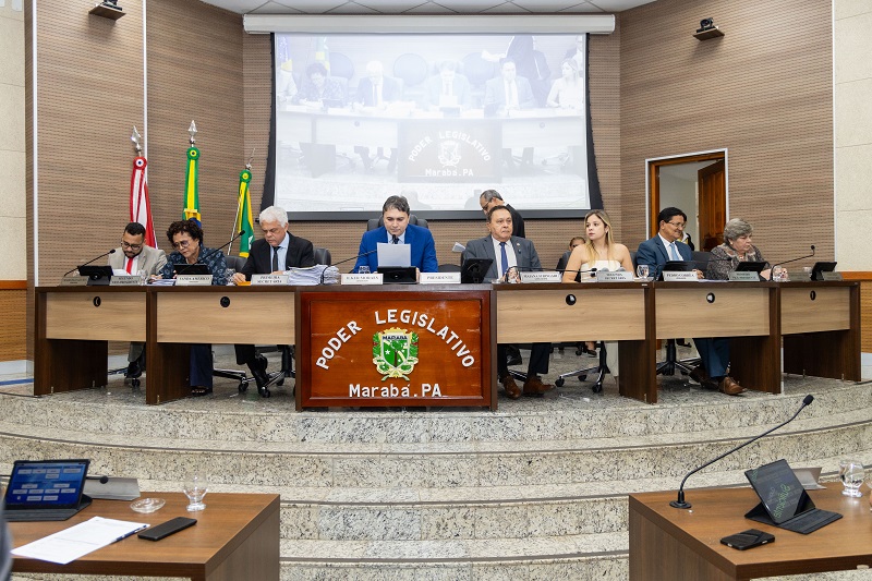 Sessão plenária da Câmara Municipal de Marabá, PA, com vereadores na mesa.