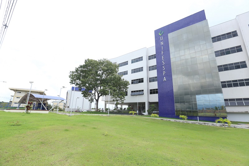 Edifício principal da UNIFESSPA com fachada branca e detalhes azuis espelhados.