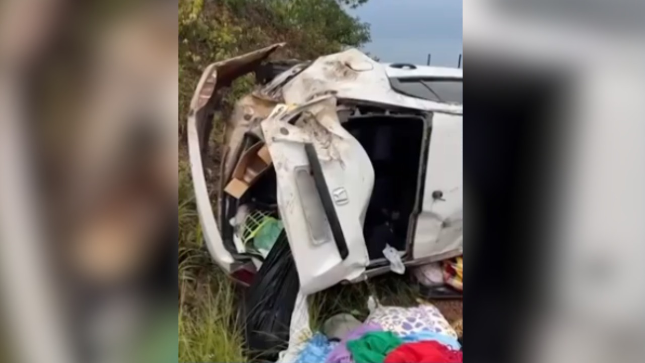 Bebê morre e duas pessoas ficam feridas em capotamento