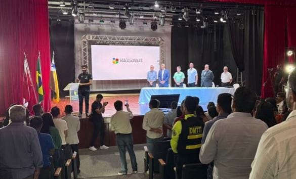 Evento em auditório com autoridades da Prefeitura de Parauapebas no palco e público assistindo.