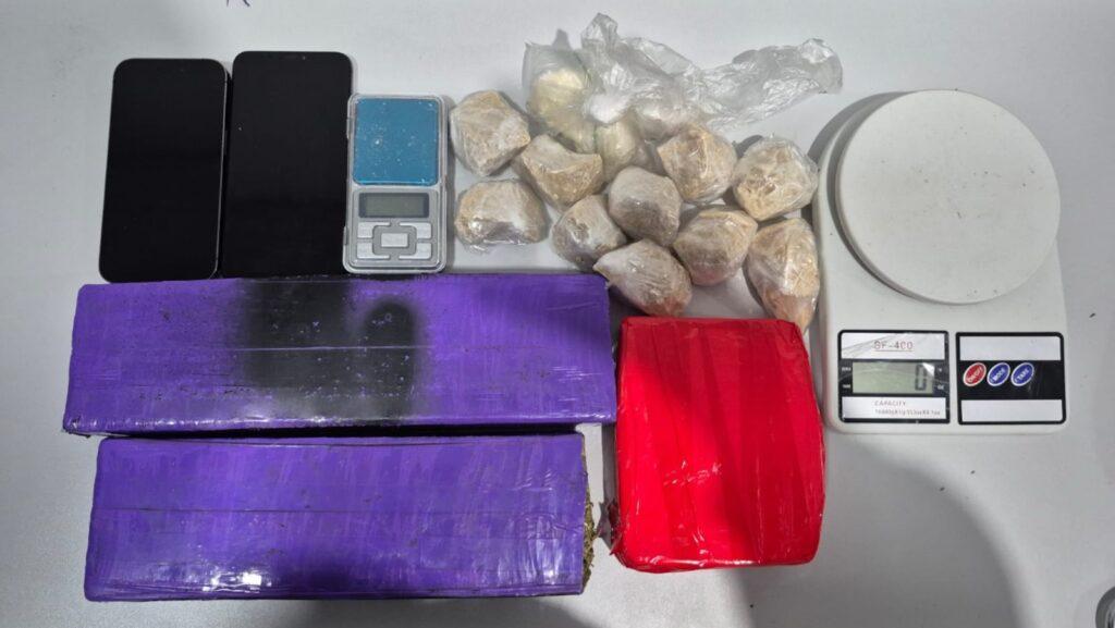 Maconha, cocaína, balanças e celular apreendidos em uma operação.