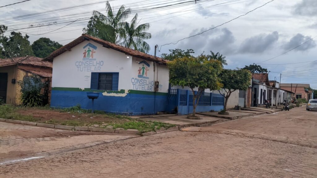 Edifício do Conselho Tutelar com fachada branca e azul.
