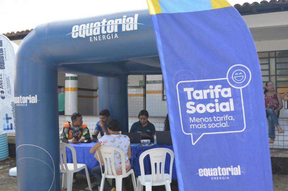 Pessoas em estande da Equatorial Energia promovendo a Tarifa Social.