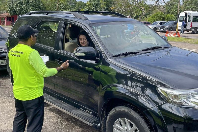 Motorista cansado e com sono ao volante, representando os riscos no trânsito do Carnaval no Pará.