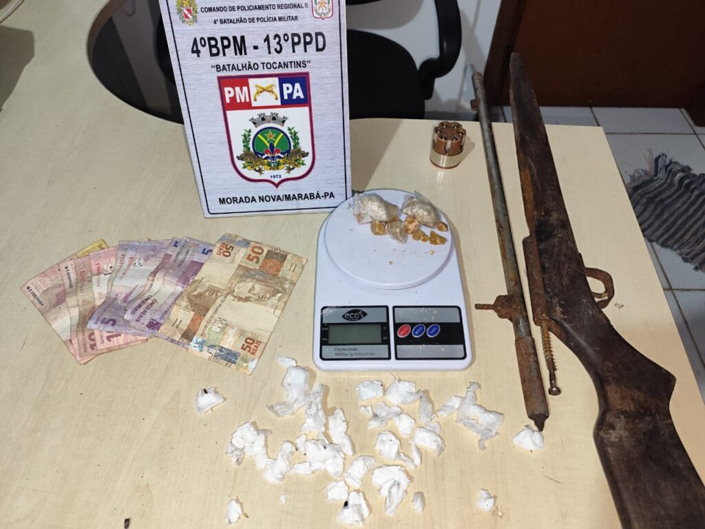 Objetos apreendidos pela Polícia Militar do Pará, incluindo drogas, dinheiro e armas rústicas.