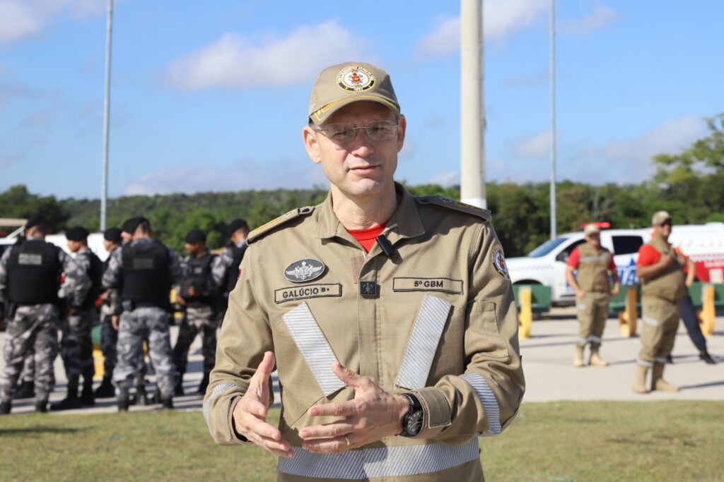 Oficial Galúcio do 5º GBM em uniforme, gesticulando ao ar livre.