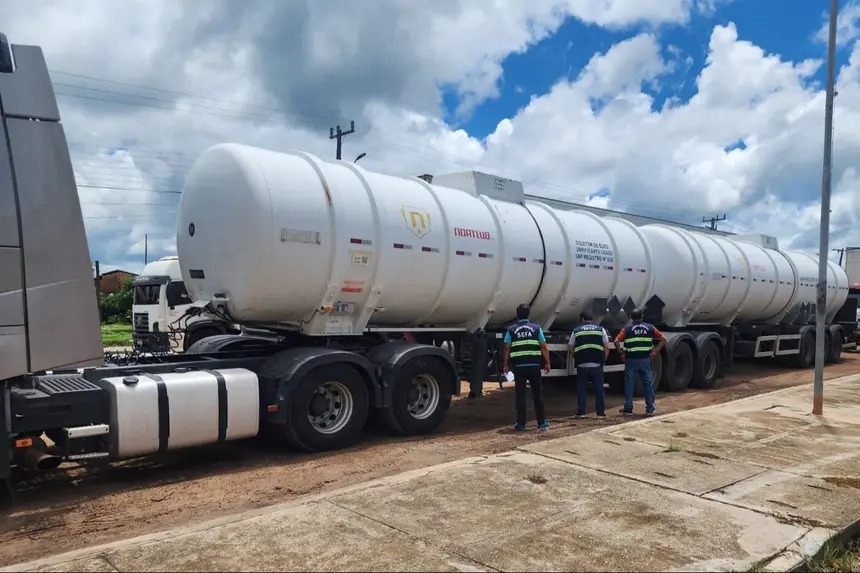 Carreta tanque branca da NORTIUM sendo inspecionada por três agentes da SEFA.