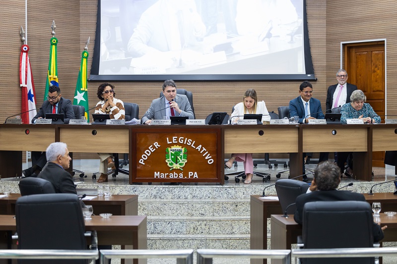 Mesa diretora do Poder Legislativo de Marabá, PA, durante sessão oficial.