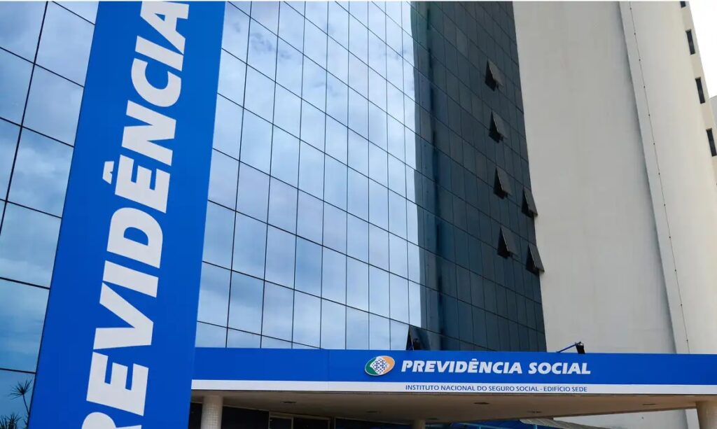 Foco na fachada de vidro do prédio da Previdência Social.