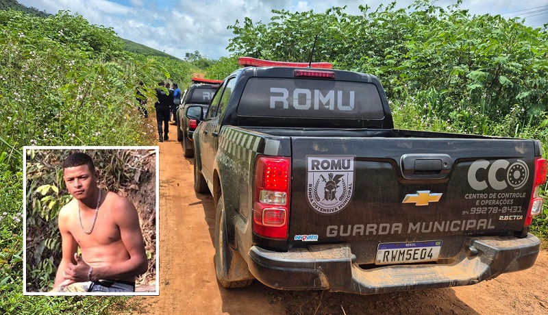 Caminhonetes da Guarda Municipal (ROMU) em fila numa estrada de terra, cercada por vegetação densa, com a foto de um homem inserida.