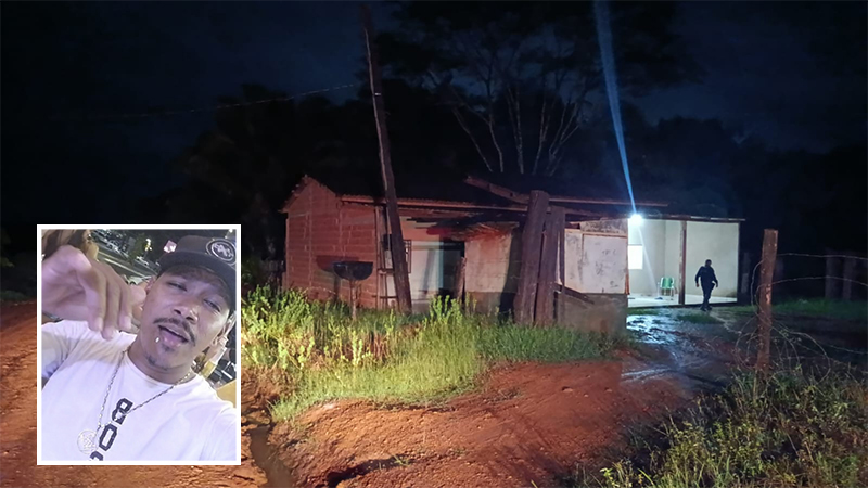 Imagem composta: retrato de homem em destaque e cena noturna de casa simples com pessoa e luz.