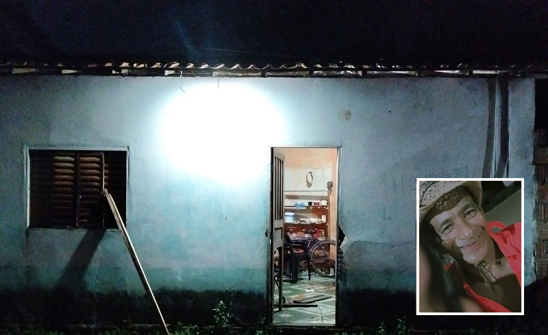 Fachada de casa simples à noite com porta aberta e foto de homem sorrindo.