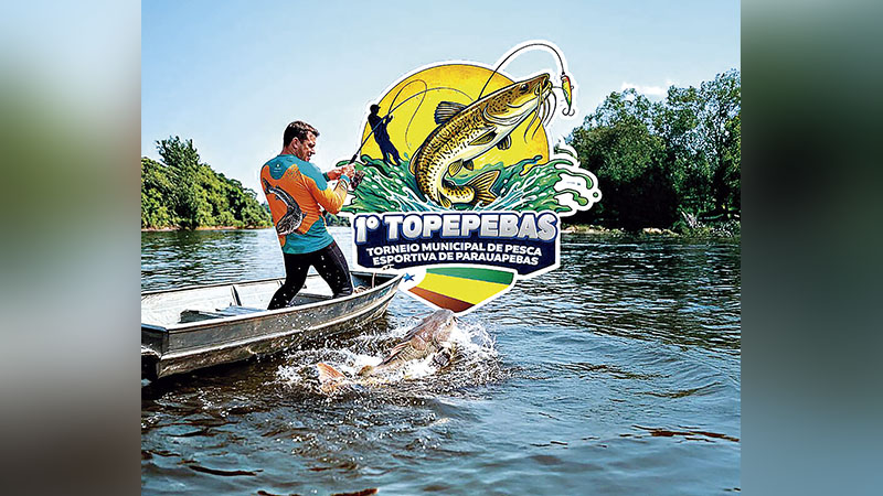 Pescador em barco de alumínio com um peixe saltando da água, sobreposta por um logo de torneio de pesca.