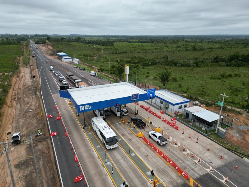 Visão aérea de um pedágio moderno na Rodovia Rota do Pará com veículos.
