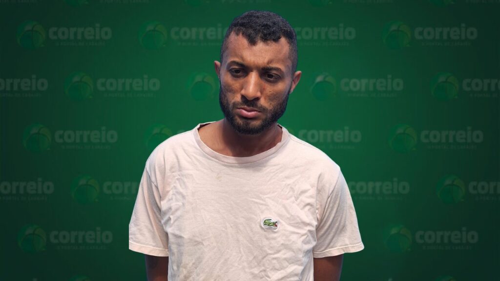 Homem com barba curta e camiseta clara da Lacoste em frente a fundo verde com logo "correio".