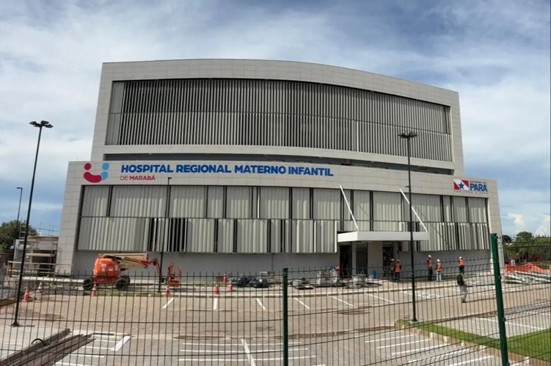 Hospital Regional Materno Infantil de Marabá, Pará, com obras na área frontal.