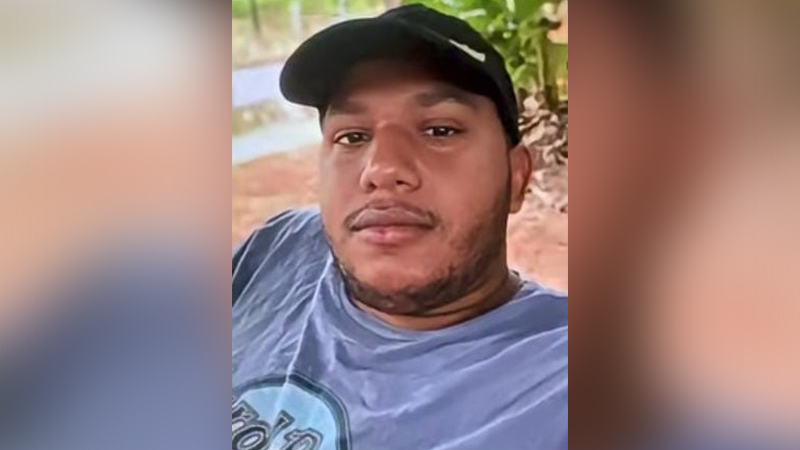 Homem de boné e camiseta olhando para a câmera.