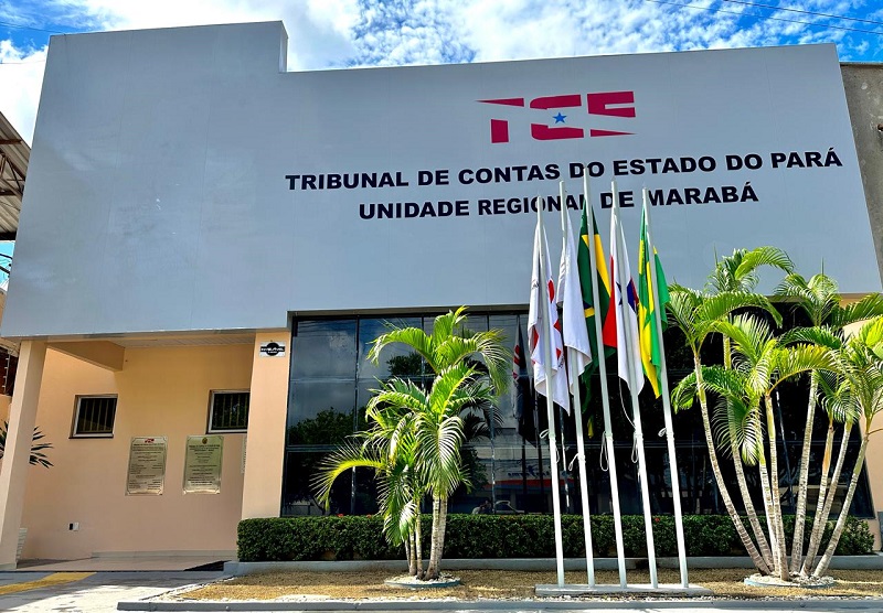 Fachada do Tribunal de Contas do Estado do Pará, Unidade Regional de Marabá, com bandeiras e palmeiras.