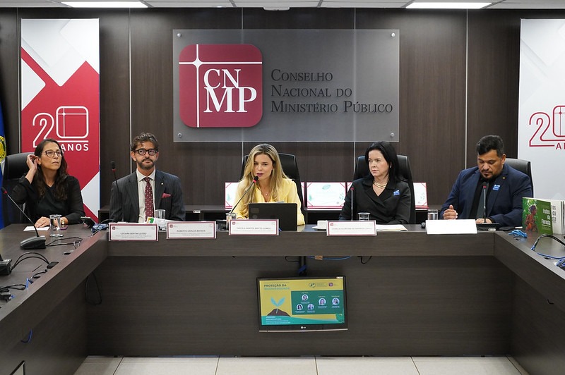 Reunião de membros do Conselho Nacional do Ministério Público (CNMP) em mesa de conferência.
