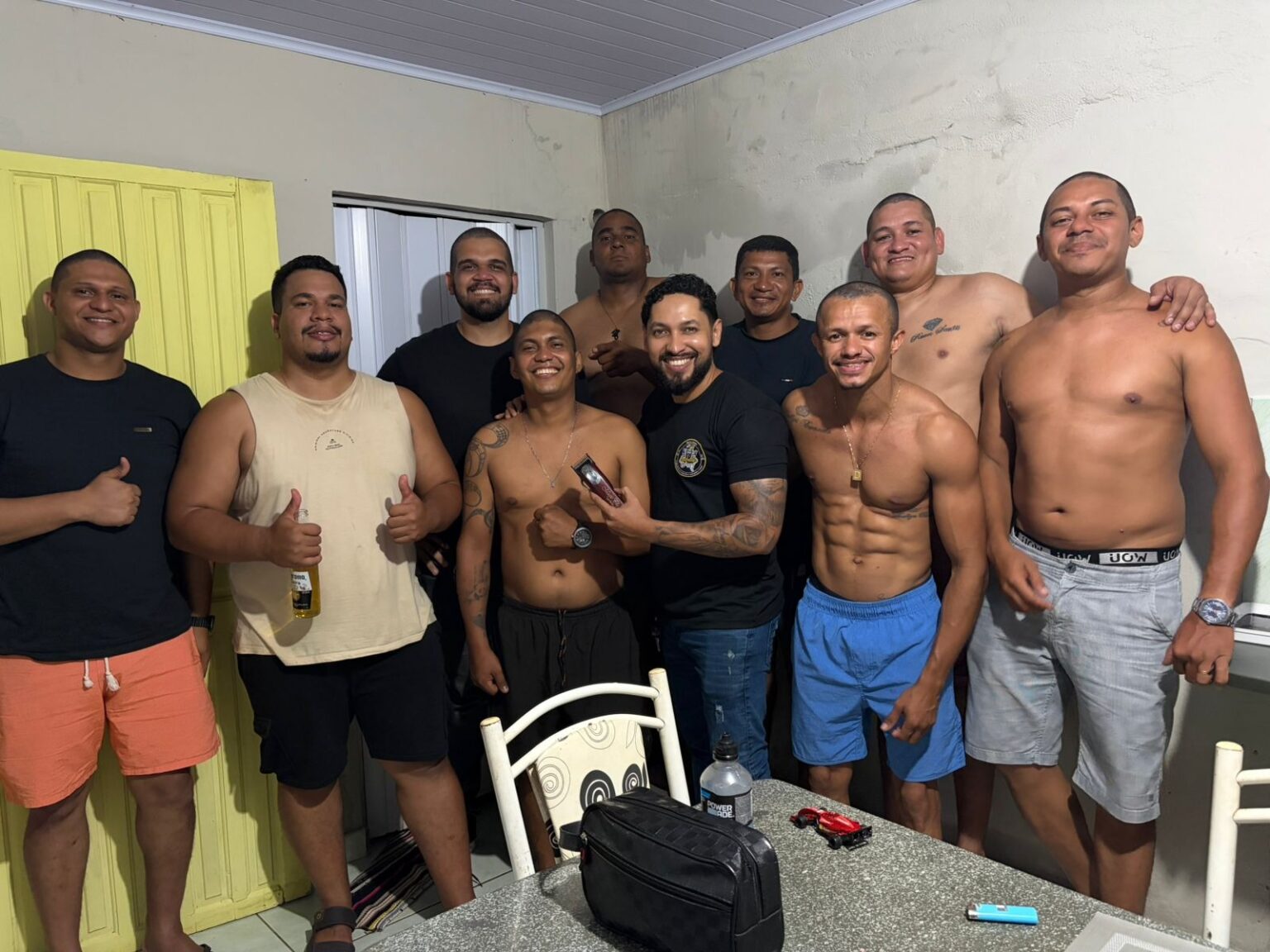 Amigos raspam a cabeça na Velha Marabá em apoio a colega com câncer