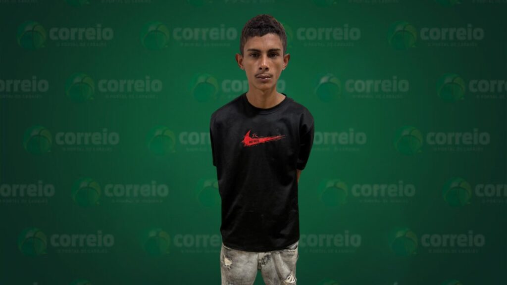 Jovem homem em camisa preta da Nike e jeans, de pé contra fundo verde com logo "Correio".
