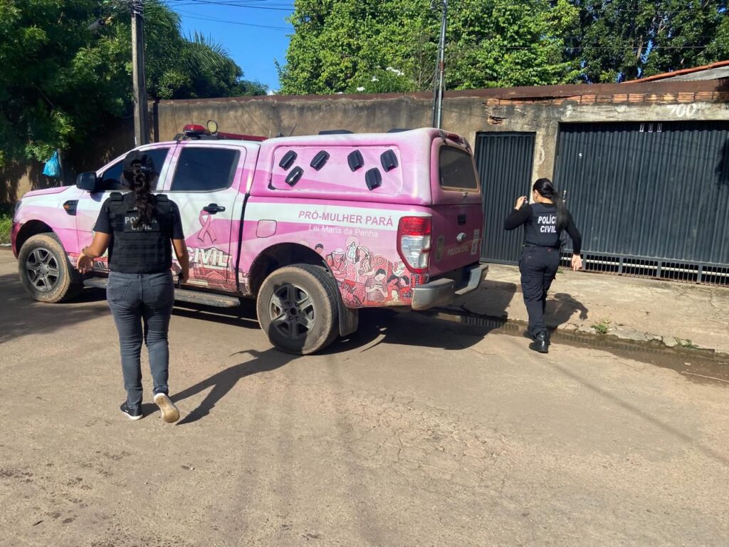 Viaturas da Polícia Civil Pró-Mulher com duas policiais em frente a uma residência.