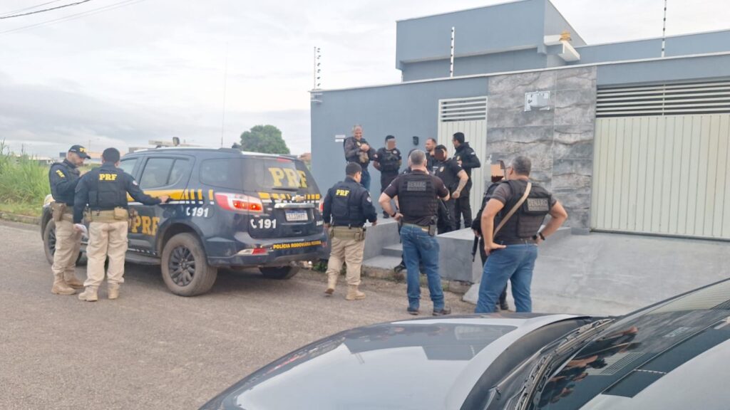 Agentes da Polícia Rodoviária Federal (PRF) e DENARC em operação policial.