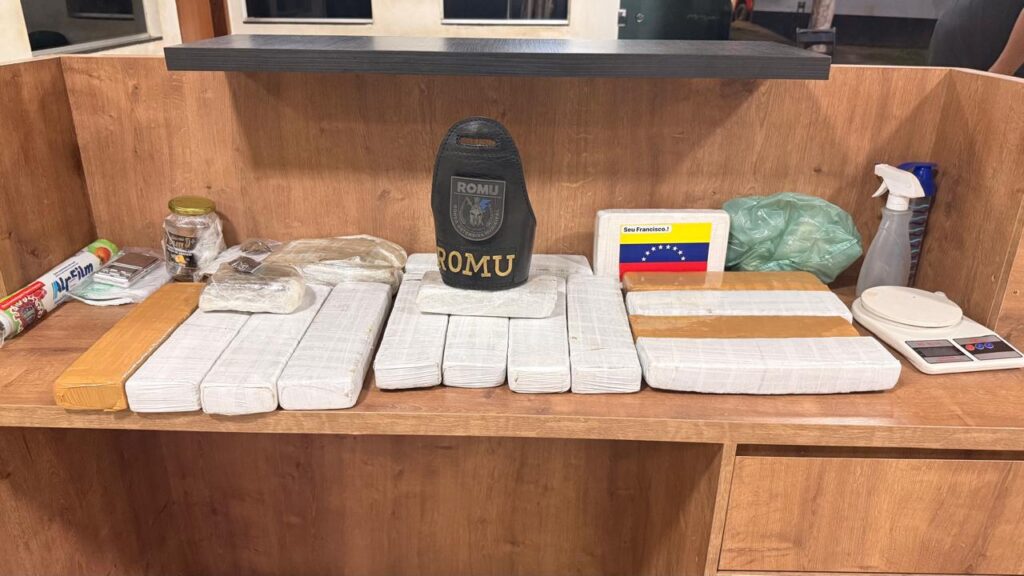 Pacotes de drogas apreendidas com distintivo ROMU e bandeira da Venezuela.