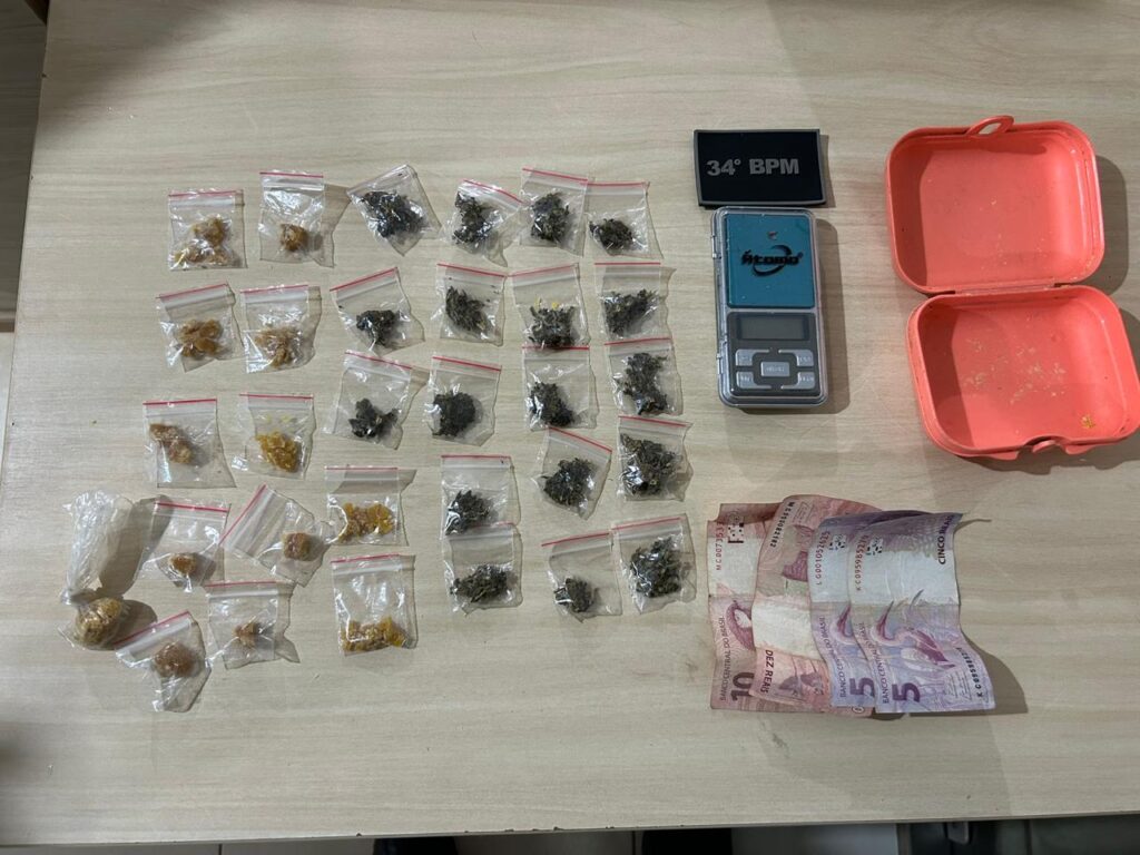 Objetos apreendidos: drogas em embalagens plásticas, balança de precisão, dinheiro e distintivo do 34º BPM.
