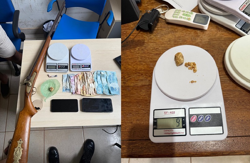 Arma de fogo, balanças digitais, dinheiro, celulares e substância amarelada em uma mesa, com close-up da substância pesando 9g.