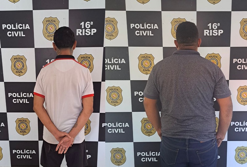 Dois homens de costas em frente a um painel quadriculado da Polícia Civil.