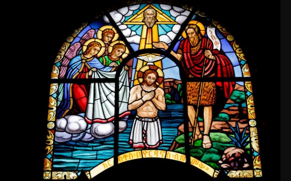 Vitral colorido representando o Batismo de Jesus Cristo por João Batista.