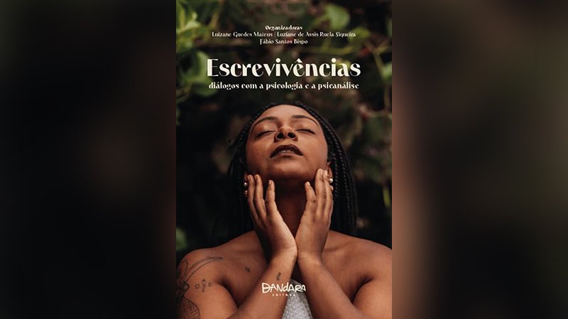 Capa do livro "Escrevivências" com uma mulher negra de olhos fechados e tranças, as mãos em pose reflexiva no pescoço, e fundo de folhagens.