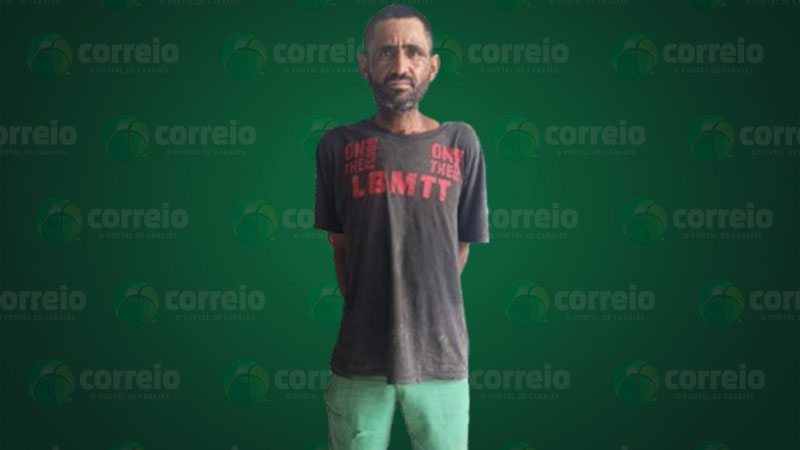 Homem com barba e camiseta escura com estampa vermelha, calça verde-clara, em fundo verde com logos "correio".