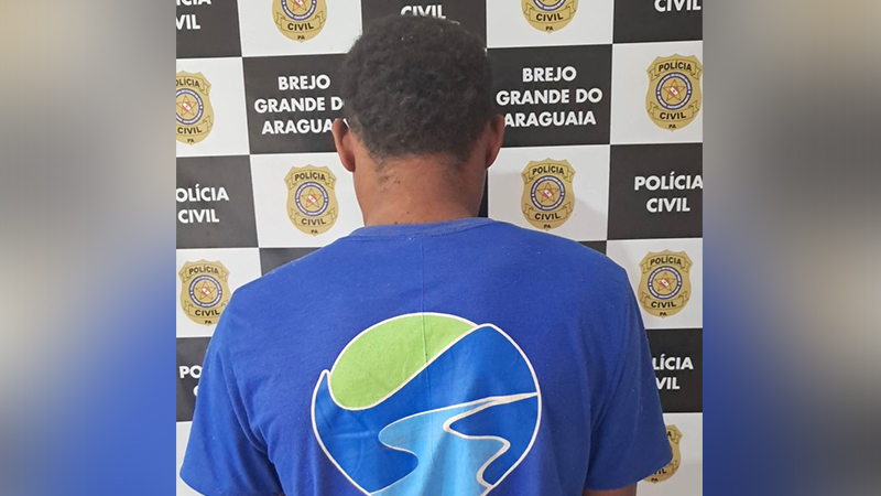 Homem de costas em frente a um fundo da Polícia Civil do Pará.