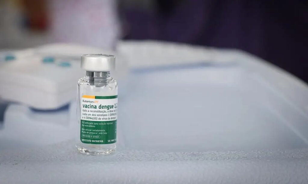 Close-up de um frasco da vacina contra a dengue do Instituto Butantan.